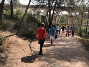 Usuaris de la Fundació Pere Mata realitzen una sortida al Pont del Diable