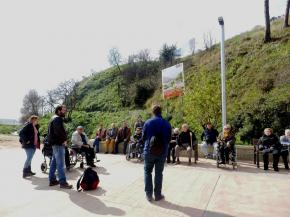 Passeig pel Rec Comtal dels residents de la residncia de Vallbona (Barcelona)