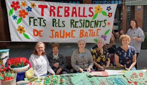 La Residència de Jaume Batlle participa a la fira d'entitats i artesans del Barri de Poblenou